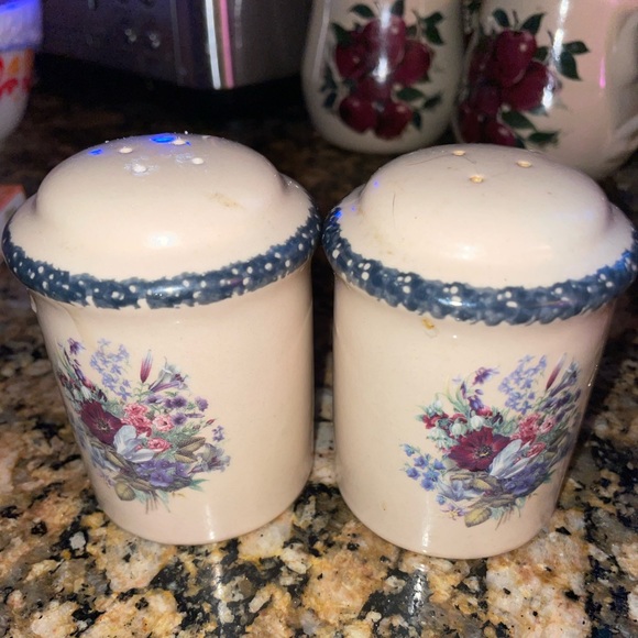 Salt and pepper shakers - Picture 1 of 2